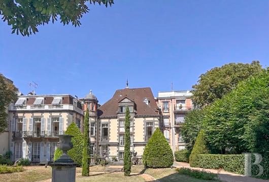 auvergne - À Vichy, face au parc Kennedy et à deux pas du centre-ville,  un grand appartement du 19e s., situé dans le pavillon Sévigné